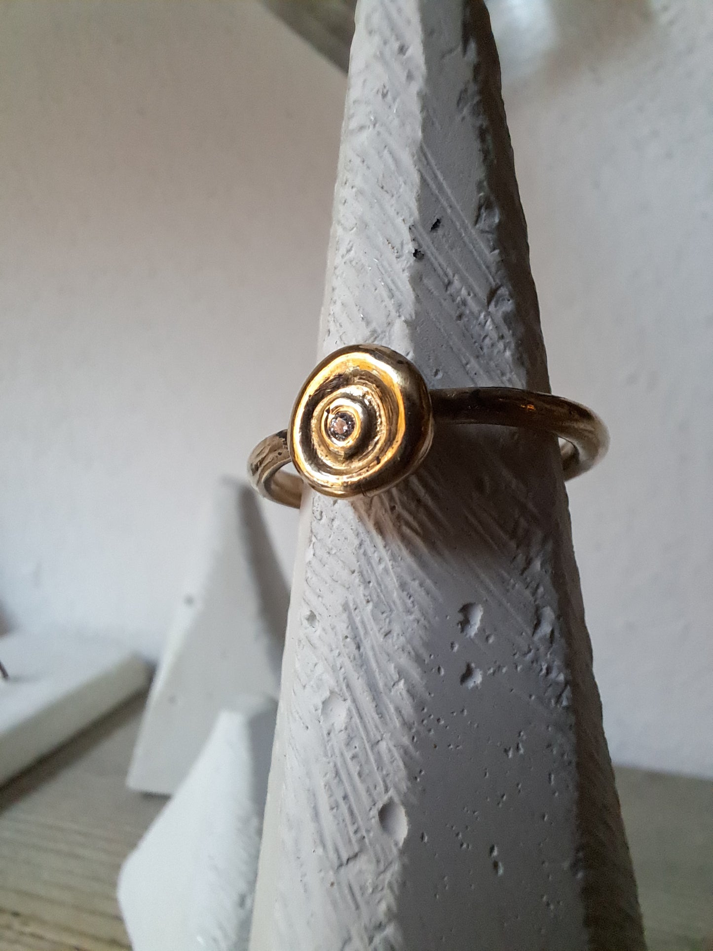 Anello Mono 'Got my Nipples ' in Bronzo con Moissanite creata in Laboratorio