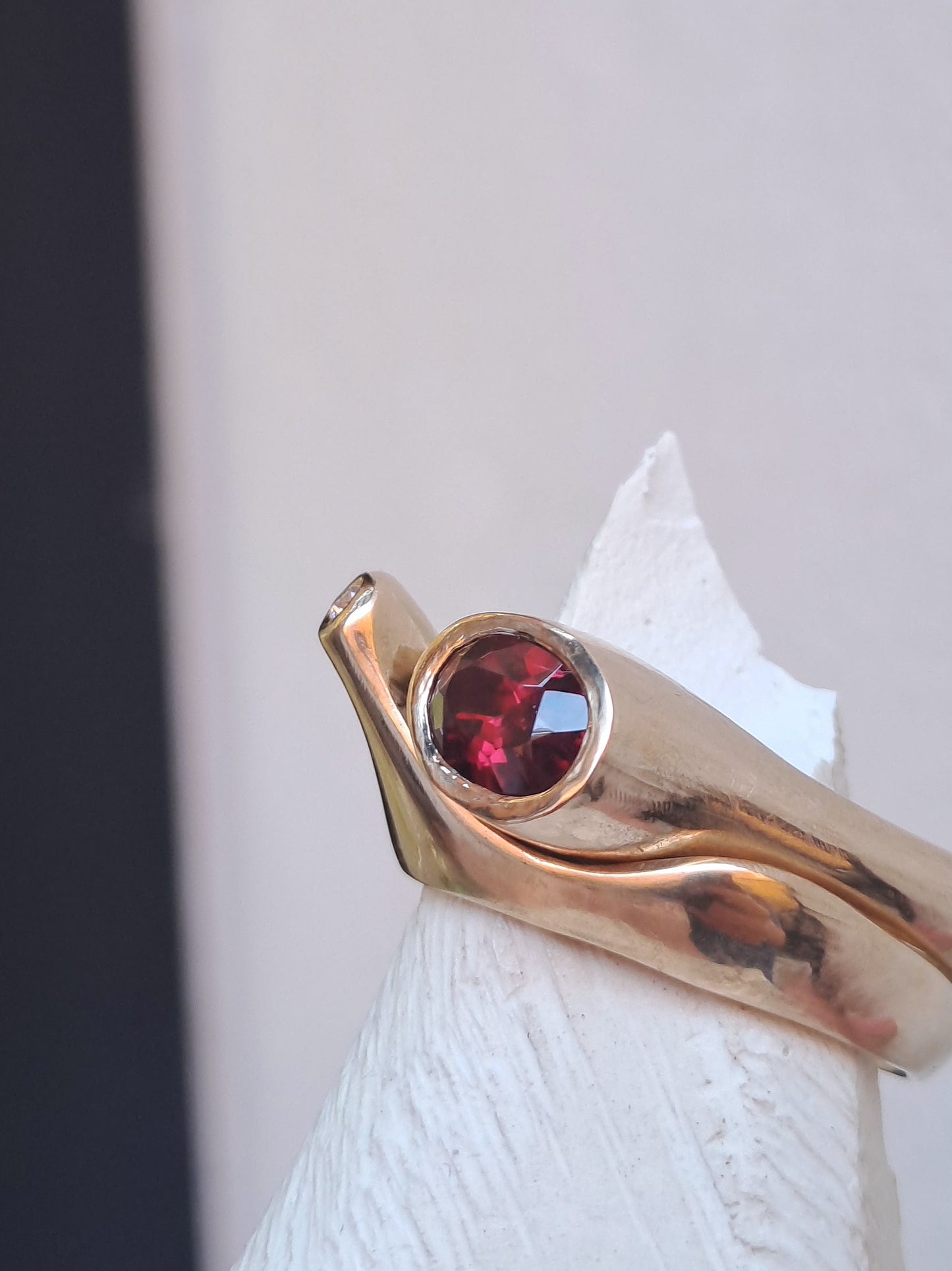 Anelli Abbraccio Aliza - Granato e Moissanite