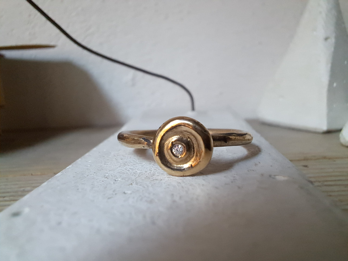 Anello Mono 'Got my Nipples ' in Bronzo con Moissanite creata in Laboratorio