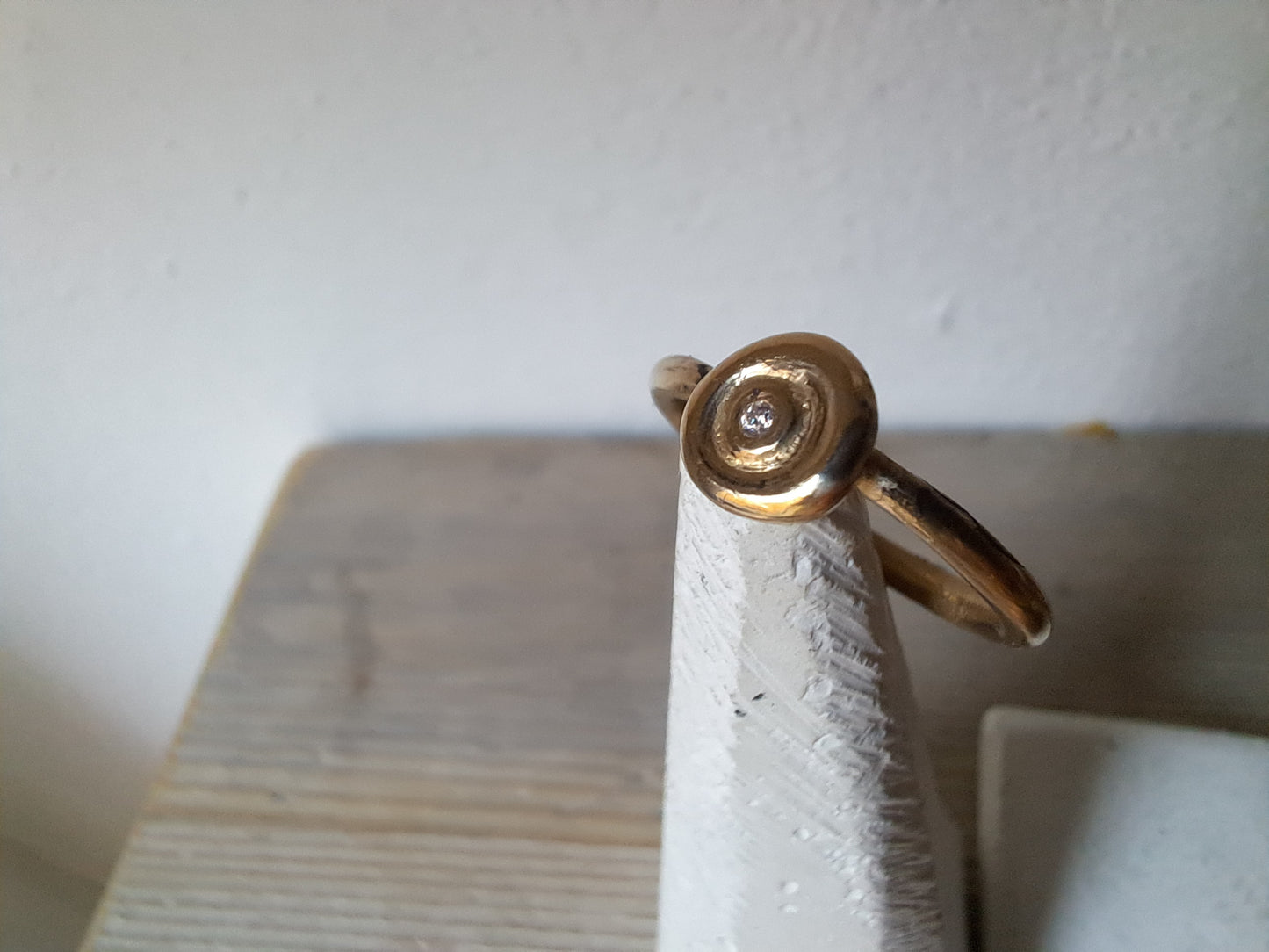 Anello Mono 'Got my Nipples ' in Bronzo con Moissanite creata in Laboratorio