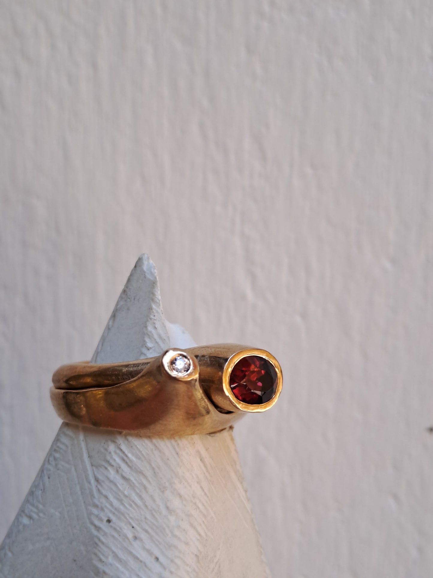 Anelli Abbraccio Aliza - Granato e Diamantino