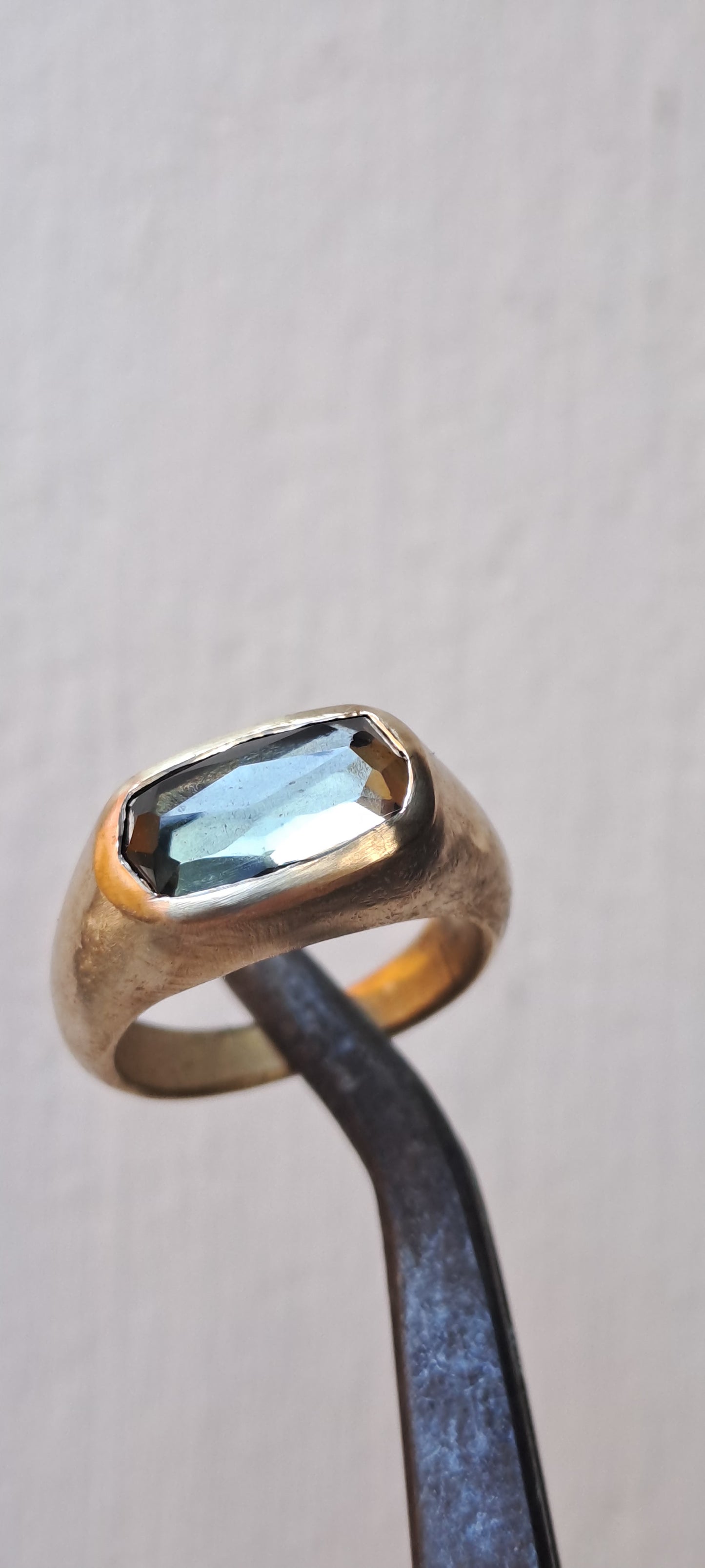 Tormalina Grigio/Verde Fumè - su Bronzo